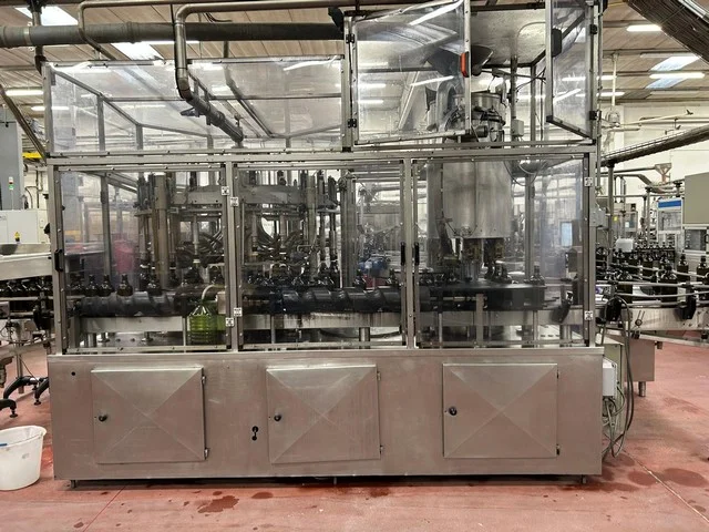 Monoblocco di Riempimento Volumetrico Usato Cometa 24/6 8.000 bph
